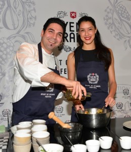 Serkan Güzelcoban und Rebecca Mir bei der gemeinsamen Kochprobe.