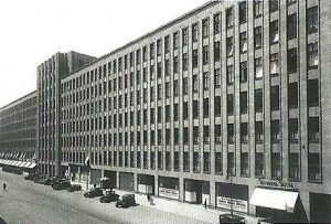Die lange Fassade des Karstadt-Baus 1932.