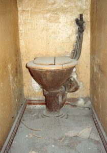 Die alte gusseiserne Toilette war noch bis 1990 im Haus.