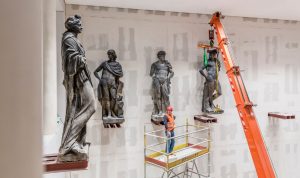 Der Transport und die Einbringung der Schlüter Figuren aus dem Kuppelsaal des Bode Museums ins Humboldt Forum im Berliner Schloss.