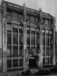 Prunkvoll verziert das ehemalige Kaufhaus Stern um 1902.