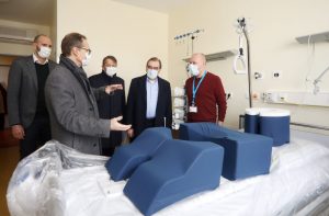 In der Charité besichtigt der Regierende Bürgermeister Michael Müller eine Intensivstation für Corona-Patienten.