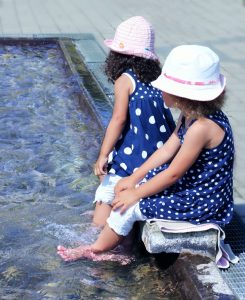 Kinder lieben im Sommer die Berliner Wasserspielplätze.