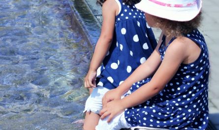 Kinder lieben im Sommer die Berliner Wasserspielplätze.