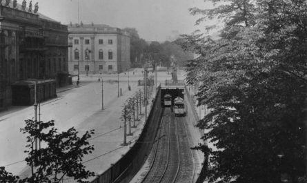 Sieben Jahre unterquerte die Straßenbahn die Strecke Unter den Linden.