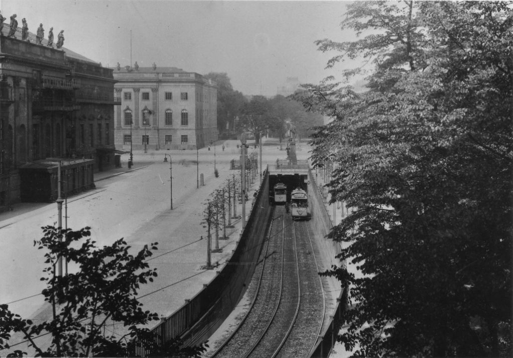 Sieben Jahre unterquerte die Straßenbahn die Strecke Unter den Linden.