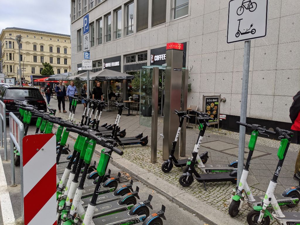 Abstellflächen für E-Scooter sollen für mehr Ordnung auf der Straße sorgen. Foto: A. Strebe