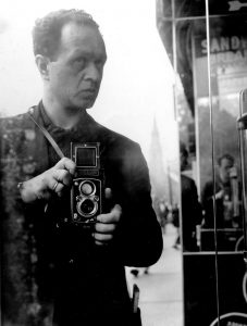 Teil der Bauzaun Ausstellung: Selbstporträt Fred Stein mit Rolleiflex um 1941.