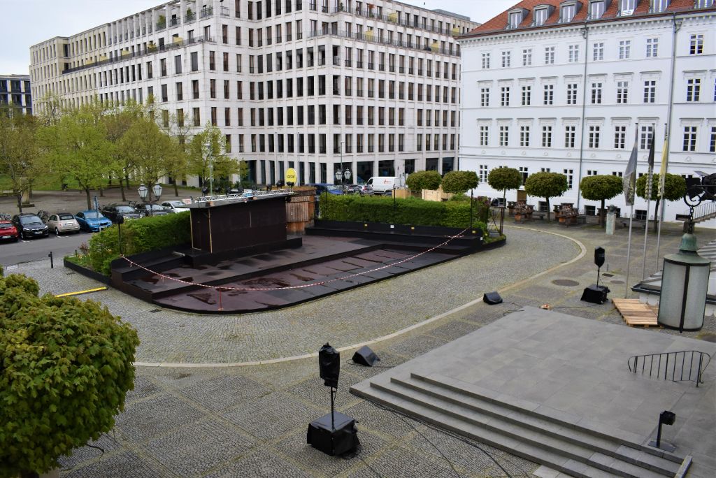 Die Open-Air-Spielstätte des Deutschen Theaters auf dem Vorplatz.