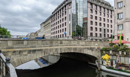 Die Roßstraßenbrücke über den Spreekanal an der Fischerinsel ist nach Sanierung wieder für den Verkehr freigegeben.