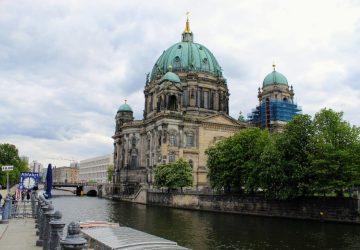 Nicht überall kann man so schön an der Spree entlang laufen wie an der Museumsinsel.
