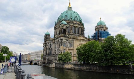Nicht überall kann man so schön an der Spree entlang laufen wie an der Museumsinsel.