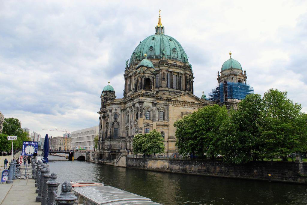 Nicht überall kann man so schön an der Spree entlang laufen wie an der Museumsinsel.