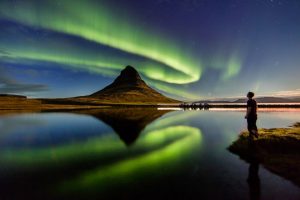 Island bezaubert neben Geysiren, Gletschern, Vulkanen und heißen Quellen mit spektakulären Polarlichtern.