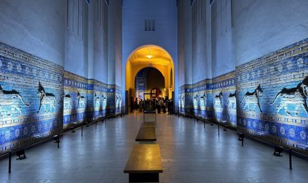Die rekonstruierte Prozessionsstraße von Babylon und das Ischtar-Tor bei Abend, © Vorderasiatisches Museum, Staatliche Museen zu Berlin