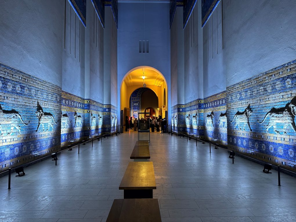 Die rekonstruierte Prozessionsstraße von Babylon und das Ischtar-Tor bei Abend, © Vorderasiatisches Museum, Staatliche Museen zu Berlin