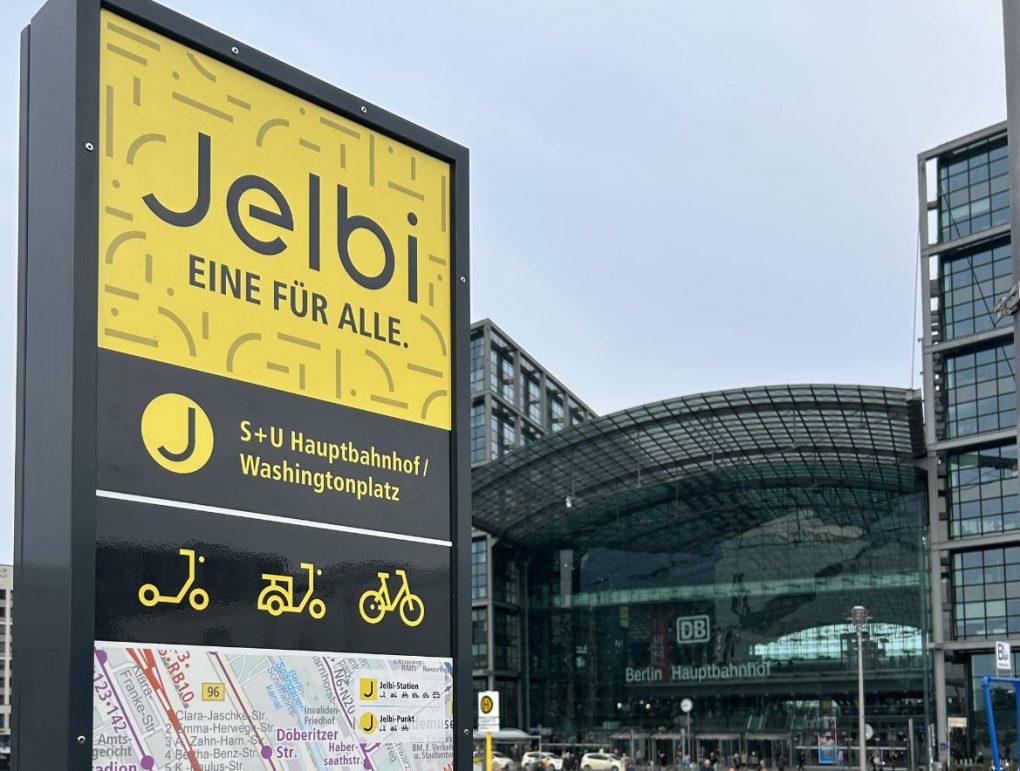 Der neue Jelbi-Punkt für Zweiräder sorgt für mehr Ordnung auf dem Washingtonplatz am Hauptbahnhof Foto: BVG/Celina Schneider