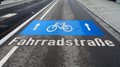 In der Tucholskystraße hat das Straßen- und Grünflächenamt Mitte eine Fahrradstraße eingerichtet.