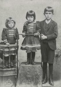 Franz Kafka mit seinen Schwestern Valli (links) und Elli (Mitte), um 1893.© Archiv Klaus Wagenbach