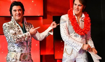 Elvis meets Elvis: Die neue Figur das King of Rock’n’Roll wurde am Freitag von Grahame Patrick enthüllt. © Madame Tussauds Berlin