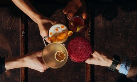„Burlesque & Cocktails“ mit der südamerikanischen Tänzerin L'aDios. Foto: Florian Kroll