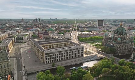 Luftaufnahme des Humboldt Forums, Blick von Osten. Foto: Stiftung Humboldt Forum im Berliner Schloss / Boheifilm