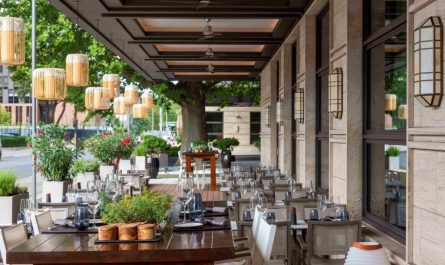 Terrasse des JW Steakhouse Berlin. © Vision Photos