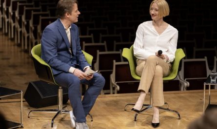 Der designierte Intendant Tobias Rempe und Joana Mallwitz, Chefdirigentin des Konzerthausorchesters Berlin, stellen die Saison 2025/26 vor. Foto: Pablo Castagnola