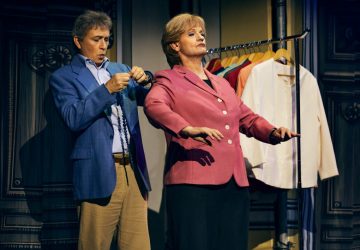Der Blazer sitzt. Jetzt fehlt nur noch die Kette. Von li.: Tobias Bonn als Joachim Sauer, Christoph Marti als Miss Merkel. Foto: Franziska Strauss