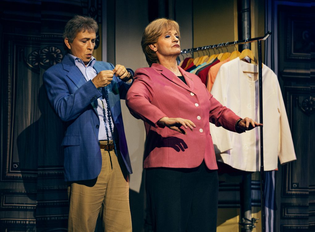 Der Blazer sitzt. Jetzt fehlt nur noch die Kette. Von li.: Tobias Bonn als Joachim Sauer, Christoph Marti als Miss Merkel. Foto: Franziska Strauss