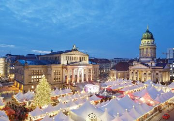 Der weihnachtlich geschmückte Gendarmenmarkt von oben. Foto: WeihnachtsZauber