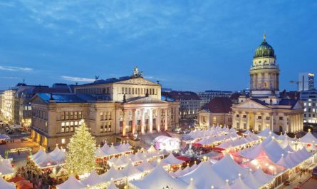 Der weihnachtlich geschmückte Gendarmenmarkt von oben. Foto: WeihnachtsZauber