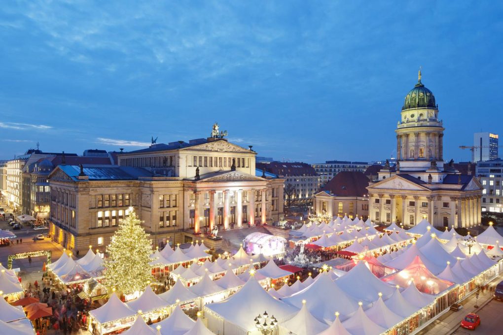 Der weihnachtlich geschmückte Gendarmenmarkt von oben. Foto: WeihnachtsZauber