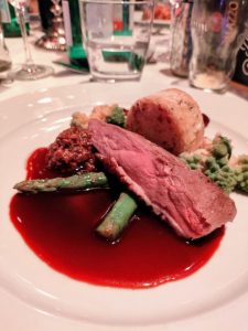 Rosa gebratene Entenbrust und Ragout mit Romanesco, grünem Spargel und einer intensiven Honig-Rosmarin-Jus.