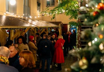 Der Weihnachtsmarkt beim „Weinlobbyist“ in Schöneberg setzt auf Atmosphäre statt Trubel. Foto: Tim Schemmink
