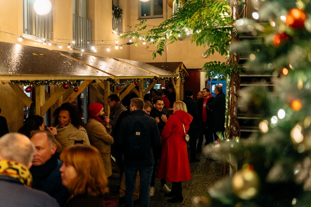 Der Weihnachtsmarkt beim „Weinlobbyist“ in Schöneberg setzt auf Atmosphäre statt Trubel. Foto: Tim Schemmink