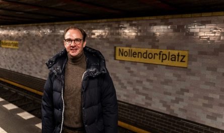 BVG-Vorstandsvorsitzender Henrik Falk auf dem U-Bahnhof Nollendorfplatz. © BVG