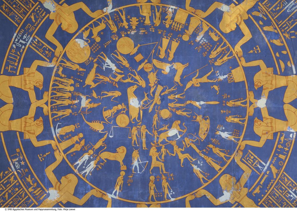 Malerische Umsetzung des runden Himmelsbildes aus Dendera an einer Decke im Neuen Museum © Staatliche Museen zu Berlin, Ägyptisches Museum und Papyrussammlung / Sandra Steiß