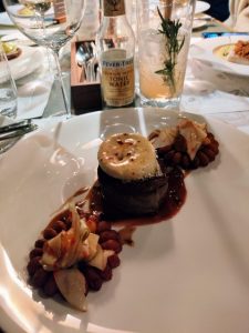 Rinderfilet mit Beignets, Roquefort und Birne