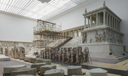 Der Pergamonsaal strahlt wieder, auch wegen der Erneuerung der Tageslichtdecken. Der ebenfalls restaurierte Altar verblieb zusammen mit dem großen Fries während der Baumaßnamen gut geschützt vor Ort. Foto: BBR / Peter Thieme