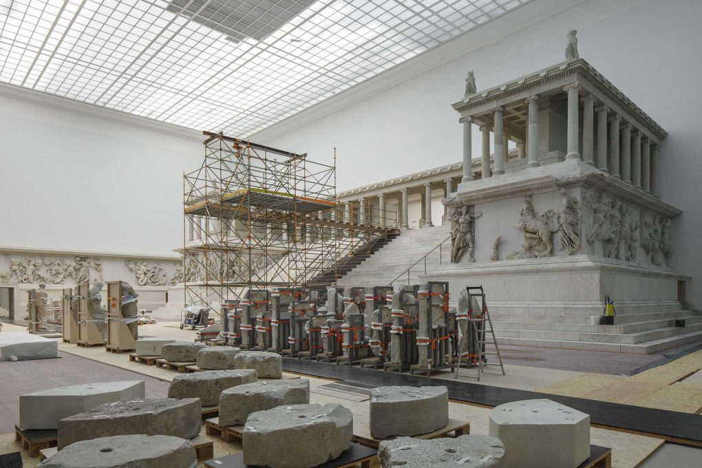 Der Pergamonsaal strahlt wieder, auch wegen der Erneuerung der Tageslichtdecken. Der ebenfalls restaurierte Altar verblieb zusammen mit dem großen Fries während der Baumaßnamen gut geschützt vor Ort. Foto: BBR / Peter Thieme