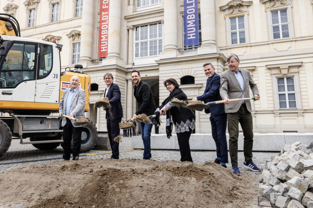 Spatenstich zur Begrünung der Südseite des Schlossplatzes vom Humboldt Forum© Stiftung Humboldt Forum im Berliner Schloss, Foto: Frank Sperling