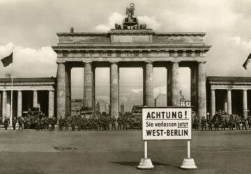 „Einheiten der Nationalen Volksarmee, der Volkspolizei und der Betriebskampfgruppen, riegeln die Sektorengrenze ab. Szene am Brandenburger Tor.“, 13.08.1961 © akg-images