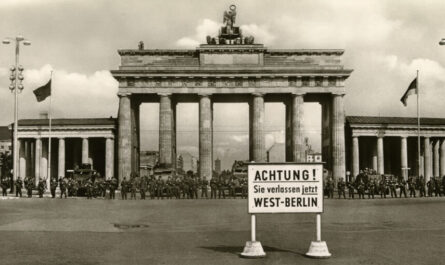 „Einheiten der Nationalen Volksarmee, der Volkspolizei und der Betriebskampfgruppen, riegeln die Sektorengrenze ab. Szene am Brandenburger Tor.“, 13.08.1961 © akg-images
