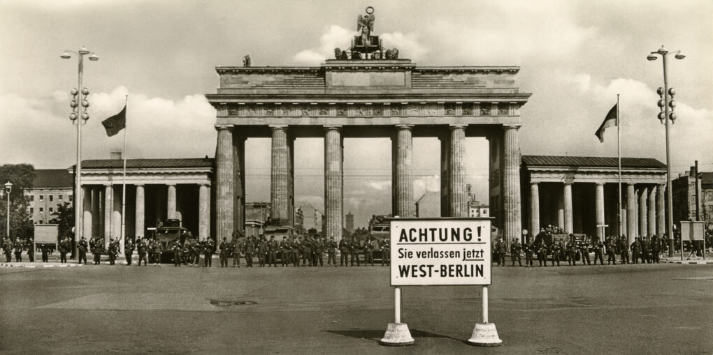 „Einheiten der Nationalen Volksarmee, der Volkspolizei und der Betriebskampfgruppen, riegeln die Sektorengrenze ab. Szene am Brandenburger Tor.“, 13.08.1961 © akg-images