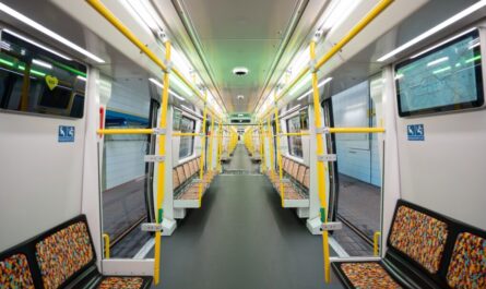 So sieht der neue U-Bahnzug der BVG von innen aus. © BVG/Florian Bündig