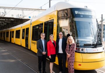 Christoph Klaes, Franziska Giffey, Henrik Falk und Ute Bonde (v.l.n.r.) vor dem ersten offiziellen Linieneinsatz des neuen Urbanliners. © BVG, Florian Bündig
