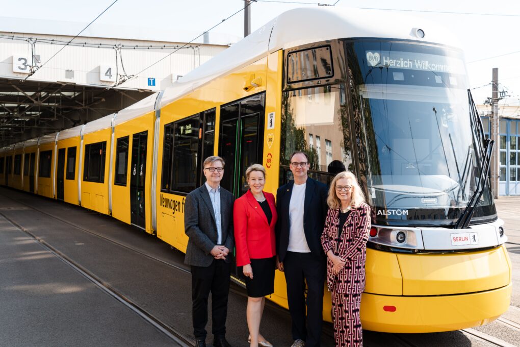 Christoph Klaes, Franziska Giffey, Henrik Falk und Ute Bonde (v.l.n.r.) vor dem ersten offiziellen Linieneinsatz des neuen Urbanliners. © BVG, Florian Bündig