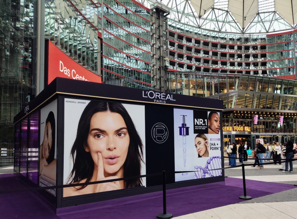 L’Oréal Paris eröffnet am Potsdamer Platz ein Pop-up rund um PDRN und den aktuellen Trend in der Hautpflege.